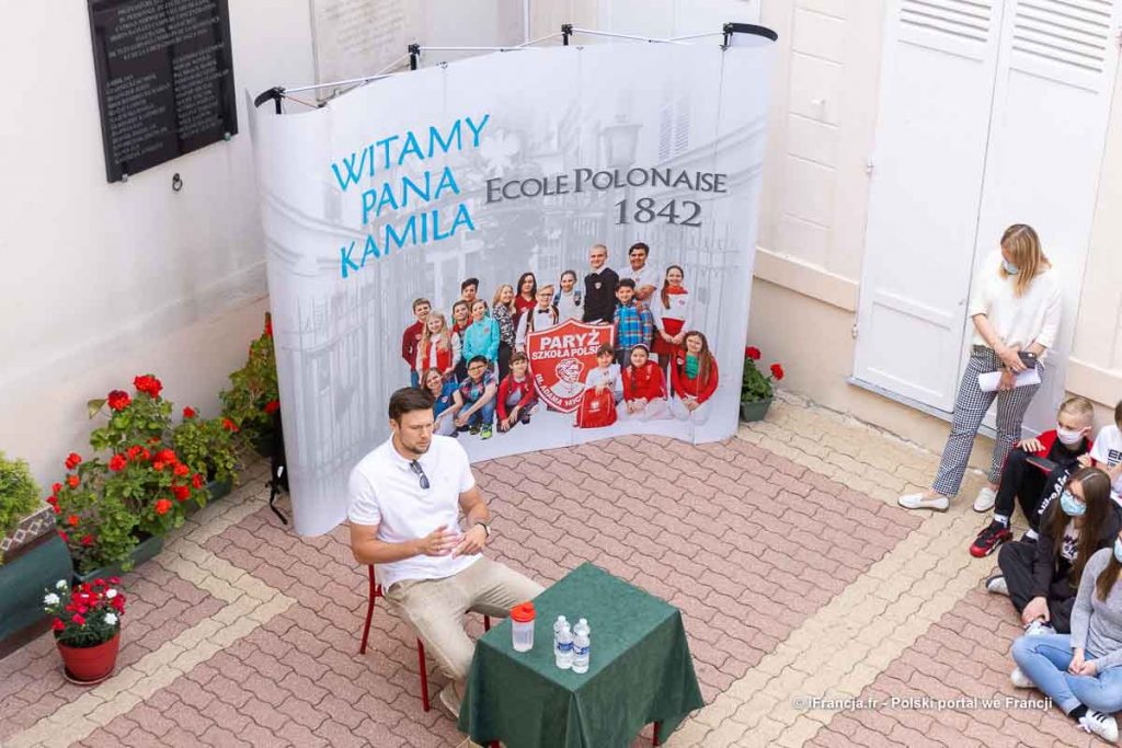 Pan Kamil Syprzak na szkolnym dziedzińcu!