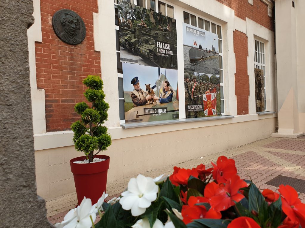 Wystawa na szkolnym dziedzińcu!