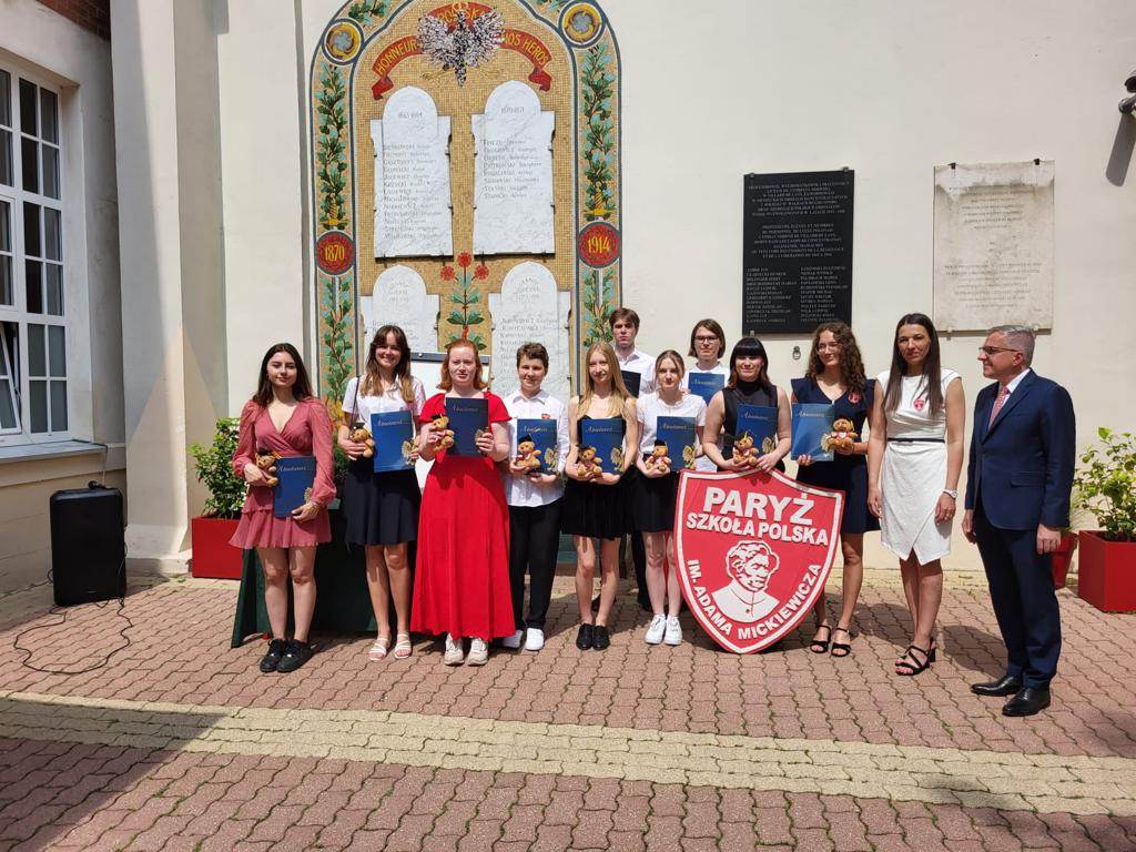 Zakończenie r. szk. 2022/2023. Pożegnanie Absolwentów SP i LO.