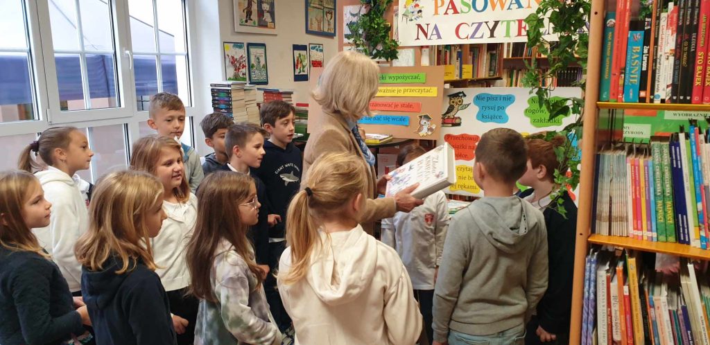 Pasowanie na Czytelnika! Klasy II SP środowe.